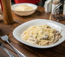 Паста с курицей и грибами