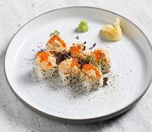 Ролл с морским гребешком, крабом, красной икрой