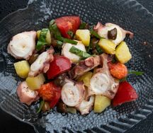 Теплый салат с осьминогом и картофелем