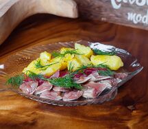 Сельдь с картофелем и маринованным луком