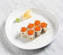 Ролл с крабом и красной икрой