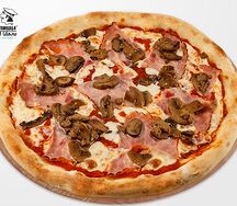 Пицца с грибами и ветчиной