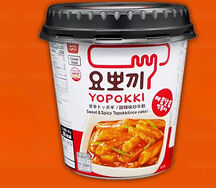 Рисовые палочки с остро-сладким соусом Topokki