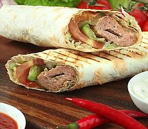 Люля-кебаб из курицы в лаваше с овощами