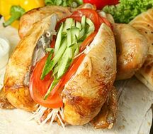 Курица гриль с салатом и соусами