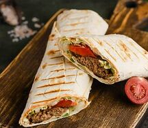 Люля-кебаб из говядины в лаваше с овощами