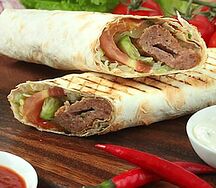 Люля-кебаб из баранины в лаваше с овощами
