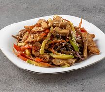 Вок с гречневой лапшой и курицей