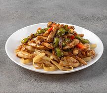Вок с пшеничной лапшой и курицей