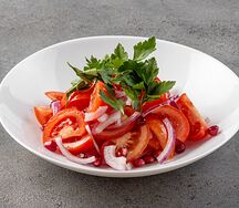 Салат с бакинскими помидорами и красным луком