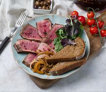 Маринованный ростбиф с луком и чёрным хлебом из собственной пекарни