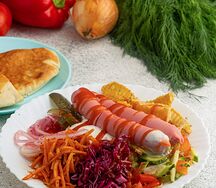 Хот-дог на тарелке