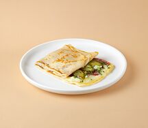 Блин с колбасками гриль, картофелем и маринованным огурчиком