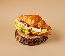 Круассан с курицей и вялеными томатами