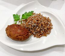 Котлета с гречкой