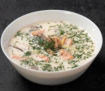 Сливочная уха с лососем и грибами