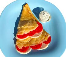 Блин с сыром, ветчиной и томатоми