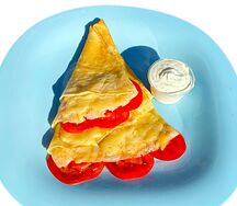 Блин с сыром и томатоми