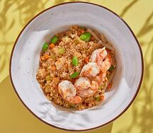 Жареный рис с креветками и яйцом