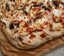 Пицца с ветчиной и грибами