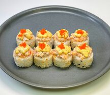 Ролл с лососем и соусом халапеньо