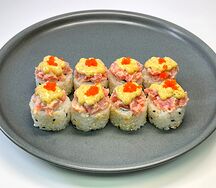 Ролл с тунцом и соусом халапеньо