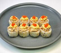Ролл с угрем и соусом халапеньо