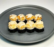 Ролл запеченный с креветками и ореховым соусом
