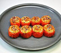 Запеченный ролл со снежным крабом и соусом дорблю 