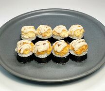 Ролл запеченный с лососем и ореховым соусом