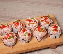 Ролл с лососем и крабом