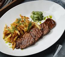 Язык гриль в соусе чёрный перец с жареным картофелем