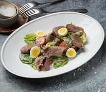 Салат с телячьим языком и медово-горчичной заправкой