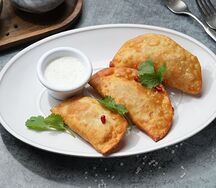 Чебуреки с бараниной и кинзой со сметанным соусом