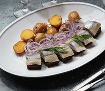 Спинка малосольной сельди с тёплым картофелем и луком