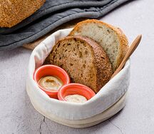 Корзина нашего хлеба с трюфельным маслом и домашним паштетом