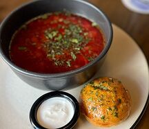 Борщ с говядиной, сметаной и булочкой