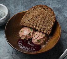 Паштет из куриной печени с брусничным конфитюром