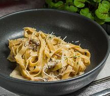 Феттуччине с куриным филе и грибами