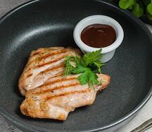 Куриное бедро на гриле с соусом BBQ