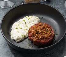 Из говядины с соусом BBQ и муссом из пармезана