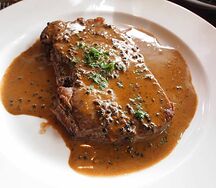 Steak de filet de bœuf à la sauce poivre vert