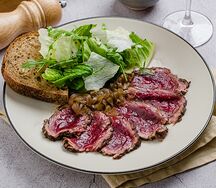 Маринованный ростбиф с листьями салата и ремесленным хлебом