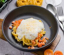 Лингвини с тартаром из лосося и муссом из пармезана