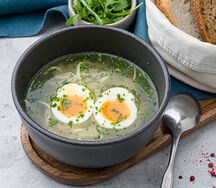 Куриный суп с домашней лапшой и яйцом