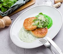 Щучьи котлеты с пюре из зелёного горошка, свежим шпинатом, пармезаном и соусом сливочный чимичури