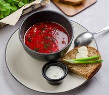 Борщ из говядины со сметаной и ремесленным хлебом