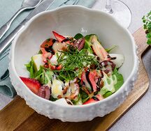 Капрезе со страчателлой, свежей клубникой, кедровым орехом и лавандовой заправкой
