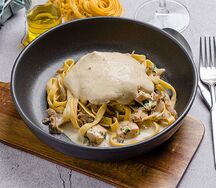 Феттуччине с куриным филе, грибами и луковым муссом