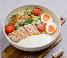 Цезарь с куриным филе и муссом из пармезана